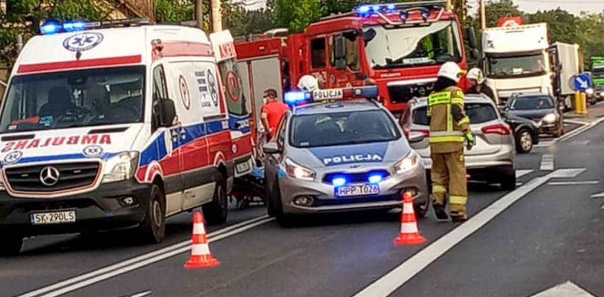 Na skrzyżowaniu DK11 i Zamkowej w Tworogu doszło wczoraj do wypadku. Jeden z kierowców został odwieziony do szpitala. Fot. OSP Tworóg