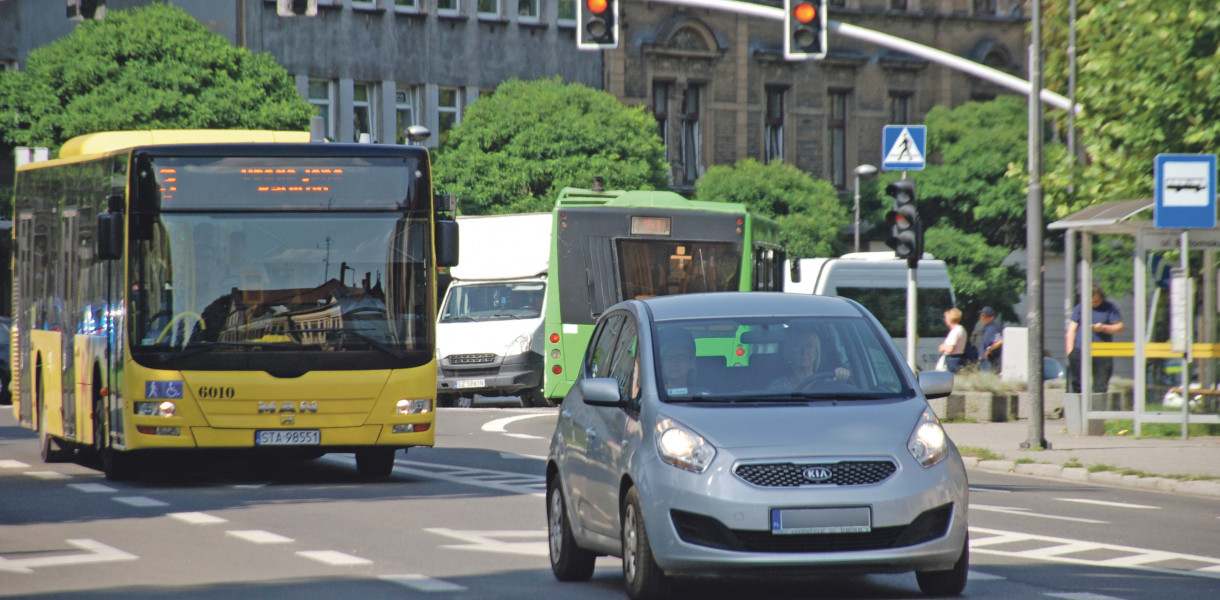 Zawód - kierowca autobusu. Skojarzenie – mężczyzna za kółkiem. PKM Świerklaniec próbuje zmienić ten stereotyp i chętnie szkoli kobiety