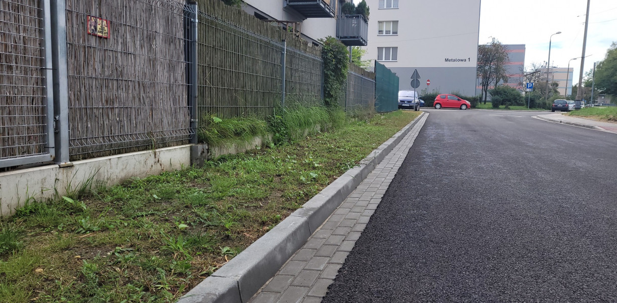 Zlikwidowano, jak podkreśla burmistrz Skrzydło nieużywane chodniki przy ul. Srebrnej 6 i ul. Wspólnej. Fot. FB M. Skrzydły