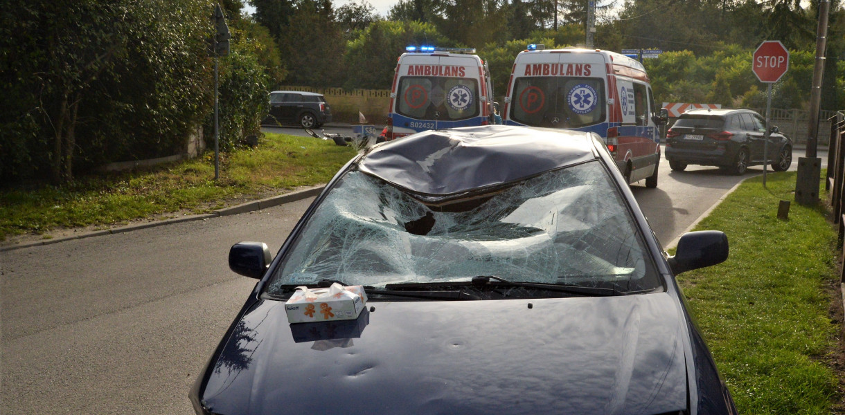 Policja wyjaśnia okoliczności wypadku drogowego do którego doszło dzisiaj w Tarnowskich Górach. Poszkodowany został rowerzysta. Fot. Jarosław Myśliwski