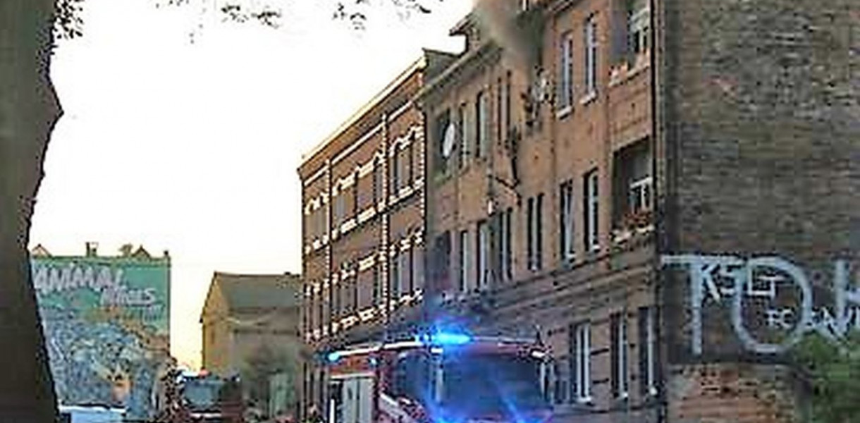 Ogień odciął drogę ucieczki dwójce lokatorów. Do pożaru mieszkania doszło dzisiaj po południu w Piekarach Śląskich. Fot. M.S.