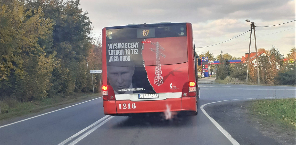 Autobus linii 87 z Tarnowskich Gór do Żyglina, a na nim zdjęcie Putina i napis:  Wysokie ceny energii to też jego broń. To element  kampanii Walczymy o Polską Niezależność. Fot. Jarosław Myśliwski