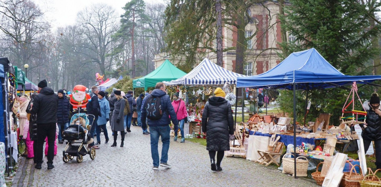 Kiermasz świąteczny w parku w Świerklańcu. Fot. Archiwum UG