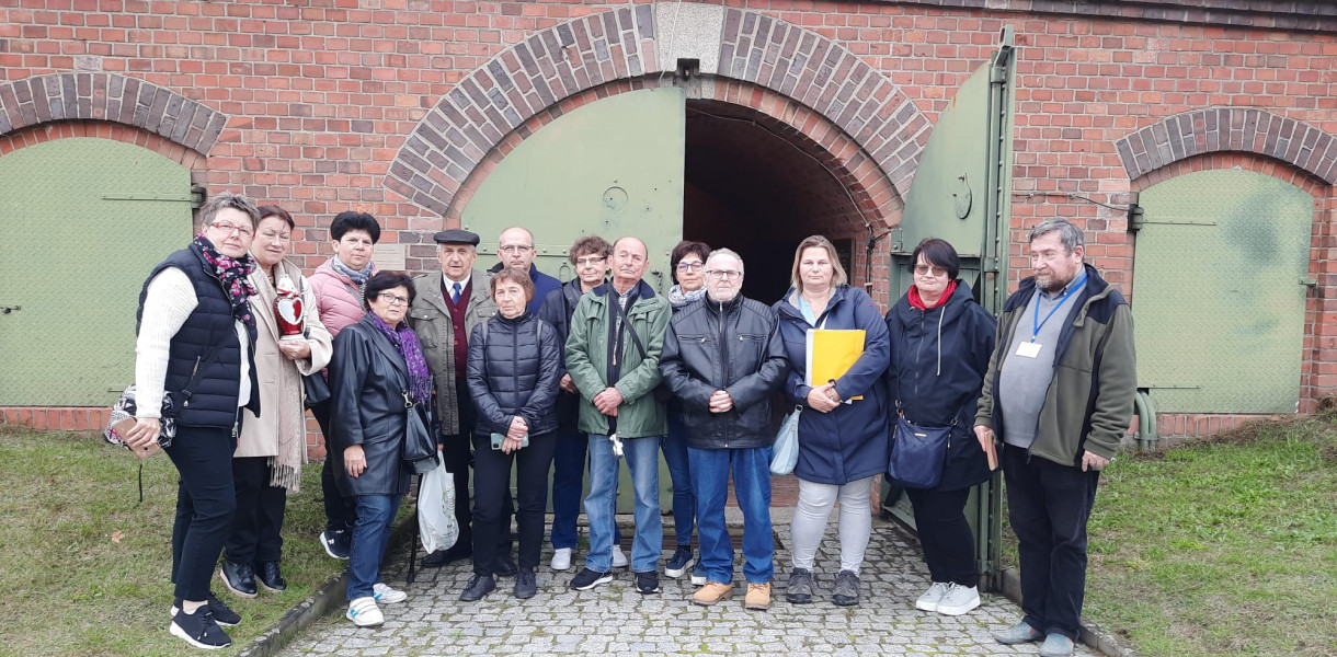 W październiku wnukowie i prawnukowi Jana Buszki pojechali do Fortu VII w Poznaniu. To ostatnie miejsce, w którym przebywał ich dziadek. Fot. Dzięki uprzejmości B. Gwóźdź