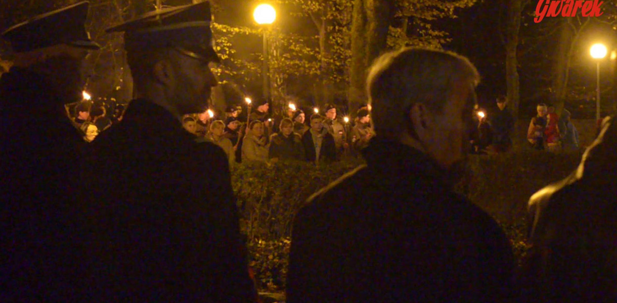 Capstrzykiem na cmentarzu wojenny rozpoczęły się obchody Święta Niepodległości w Tarnowskich Górach. Fot. Jarosłąw Myśliwski