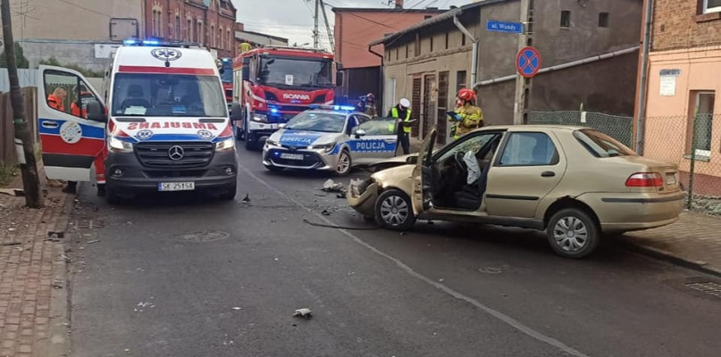 Na ul. Biskupa Nankera kierowca uderzył w latarnię uliczną. Fot. Archiwum KM PSP w Piekarach Śląskich 