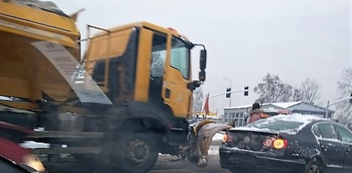 Uważajcie, bo ślisko na drogach. Nawet piaskarka z pługiem nie wyhamowała. Fot,. Marcin Grunt