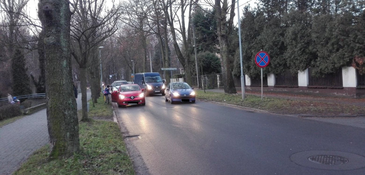 Przed godz. 8 przy Szkole Podstawowej nr 3 w Tarnowskich Górach nieraz robi się nerwowo. Fot. Agnieszka Reczkin