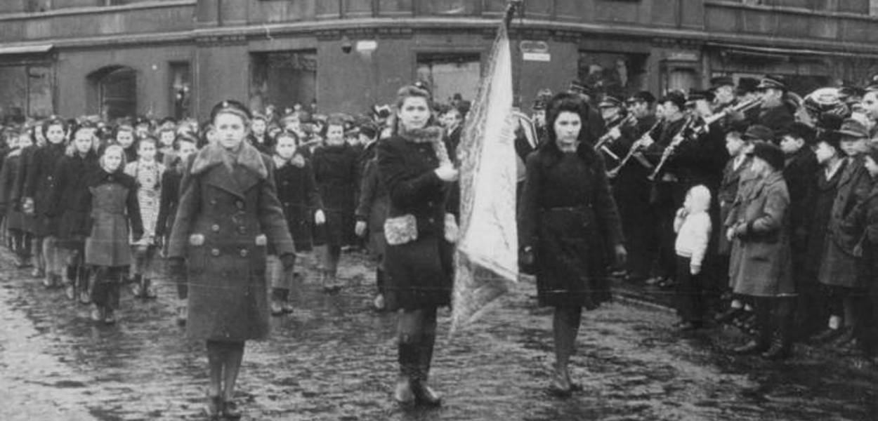 Zniszczenia powstałe podczas przejścia frontu przez Tarnowskie Góry widać m.in. na tej fotografii, która przedstawia inaugurację roku szkolnego Państwowego Gimnazjum Żeńskiego im. Jana Sobieskiego (obecnie I LO im. Stefanii Sempołowskiej) w 1945 r. Fot. Zbiory muzeum