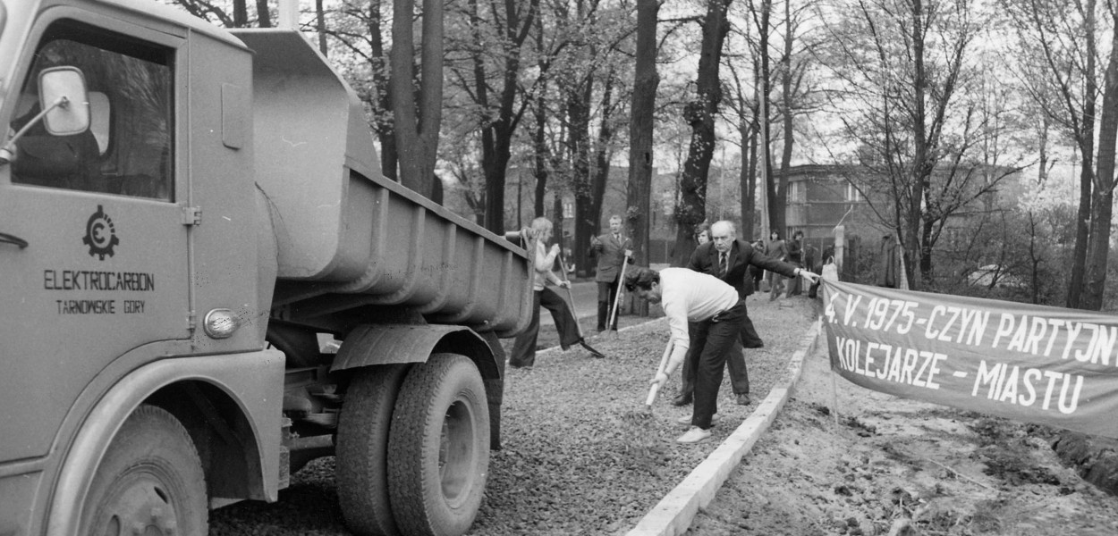 100 tarnogórskich kolejarzy, z okazji Dnia czynu partyjnego pracowało przy budowie chodnika na ul. Częstochowskiej. Sprzęt zapewniły miejscowe zakłady przemysłowe. Zdjęcie ukazało się w Gwarku z 14 maja 1975 r.