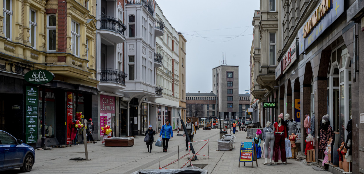 Ulica Dworcowa - przykład chaosu reklamowego. Fot. Archiwum UM w Bytomiu