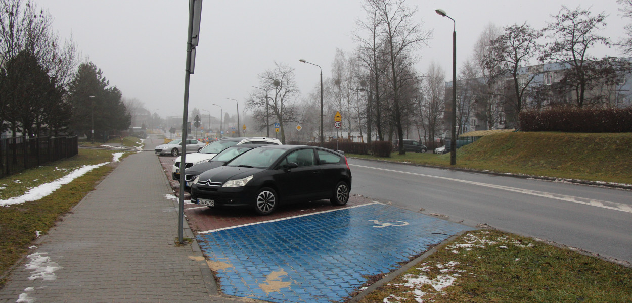 Miejsca parkingowe dla osób niepełnosprawnych przy ul. Litewskiej. Fot. Alicja Jurasz