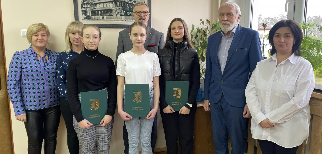 Zdolne uczennice z Krupskiego Młyna. Fot. Archiwum UG Krupski Młyn