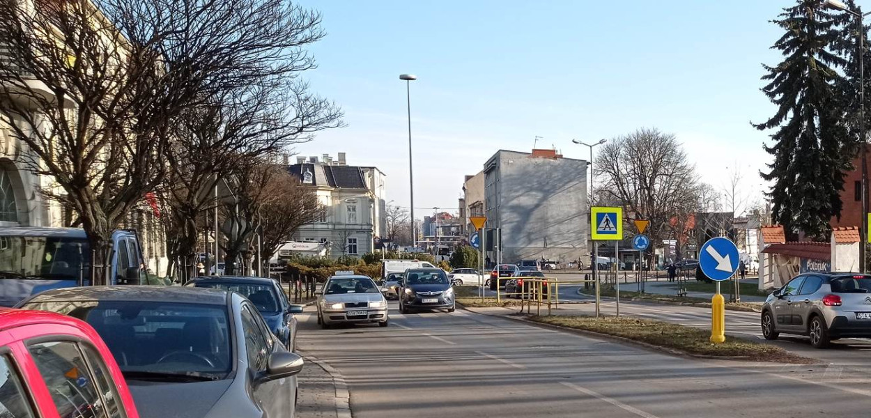 W myśl przepisów, każde przejeżdżanie obok jadącego w tym samym kierunku jest wyprzedzaniem, czego na przejściu robić nie wolno. Fot. Alicja Jurasz