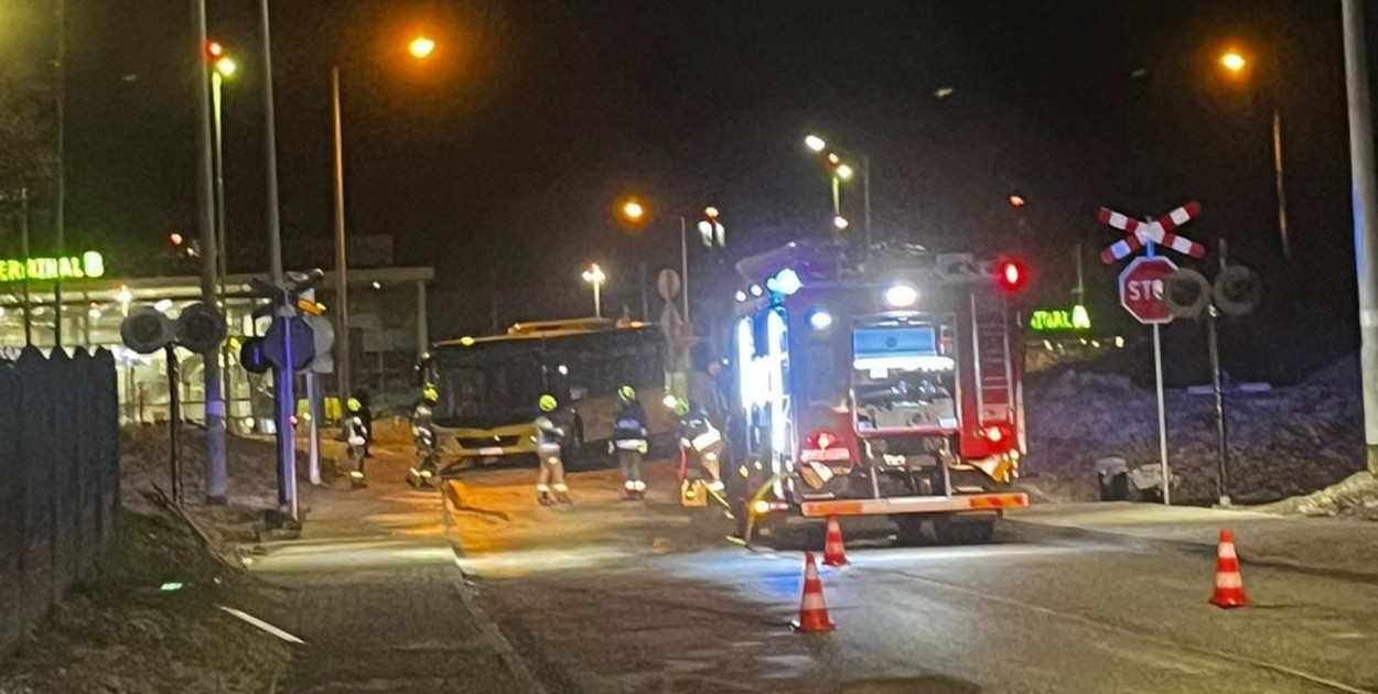 5 marca w nocy, na ul. Wolności, kierowca autobusu, 46-letni mieszkaniec Sosnowca, tak pechowo cofał, że wjechał w znak drogowy. Fot. OSP Ożarowice