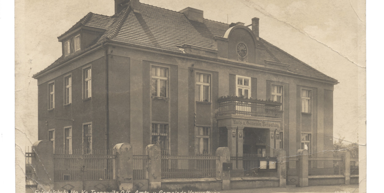 Pocztówka z widokiem na siedzibę urzędu gminy w Strzybnicy, Photographie und Verlag Geyer & Co., Wrocław, lata 1939-1945. Fot. Ze zbiorów Muzeum w Tarnowskich Górach