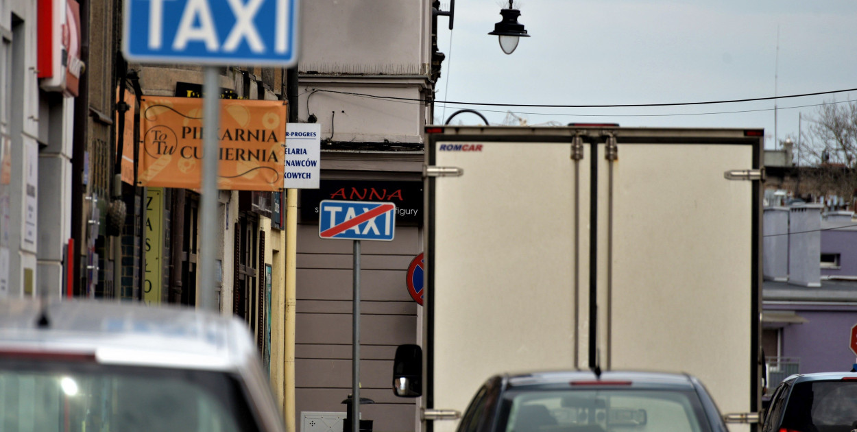 Tarnowskie Góry i kontrowersyjny postój taksówek przy ul. Ratuszowej. Emaryt zapłacił mandat. - Strażnik zapomniał, że też będzie stary - mówi senior.