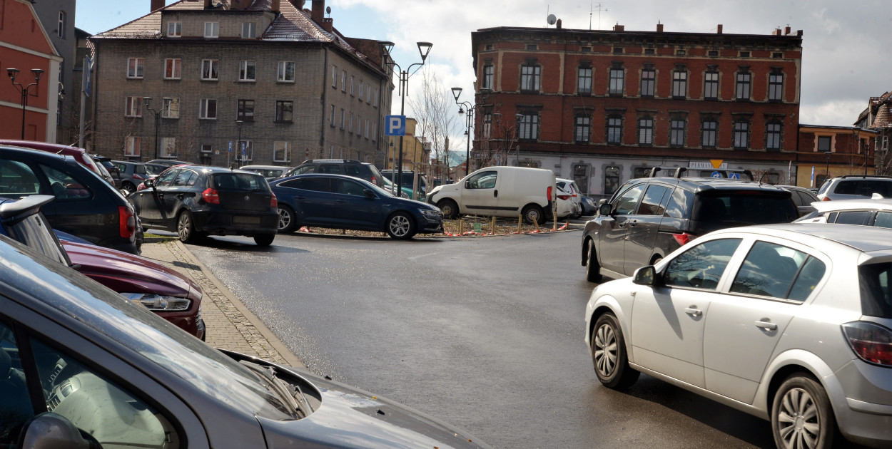 Parking na terenie dawnych zakładów Tarmilo w Tarnowskich Górach otwarto dwa lata temu. Otwarto i od razu pojawiły się problemy ze znalezieniem na nim wolnych miejsc. Władze Tarnowskich Gór nie potrafią sobie poradzić z tym od dwóch lat. Fot. Jarosław Myśliwski