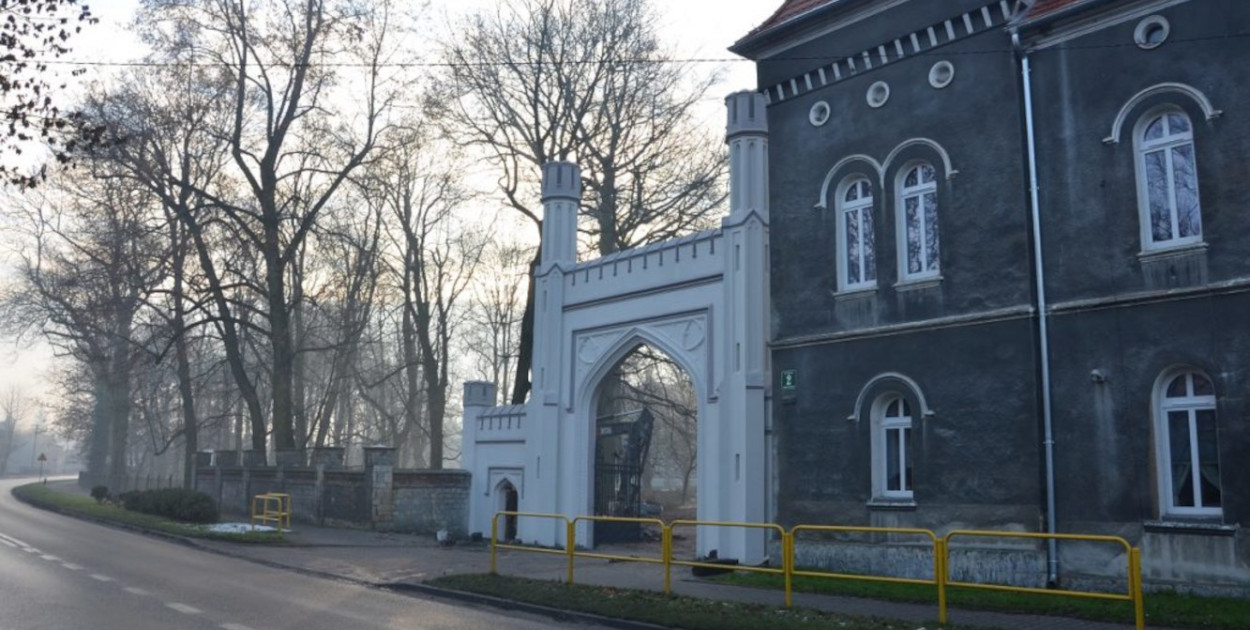 W poprzedniej edycji budżetu obywatelskiego wyremontowana zostały m.in. bramy do zespołu pałacowo-parkowego w Nakle Śląskim. Fot. Starostwo Powiatowe w Tarnowskich Górach