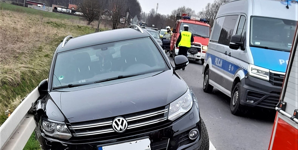 Wjechał w barierki. Dobrze, że nie w inny samochód. Fot. OSP Szałsza