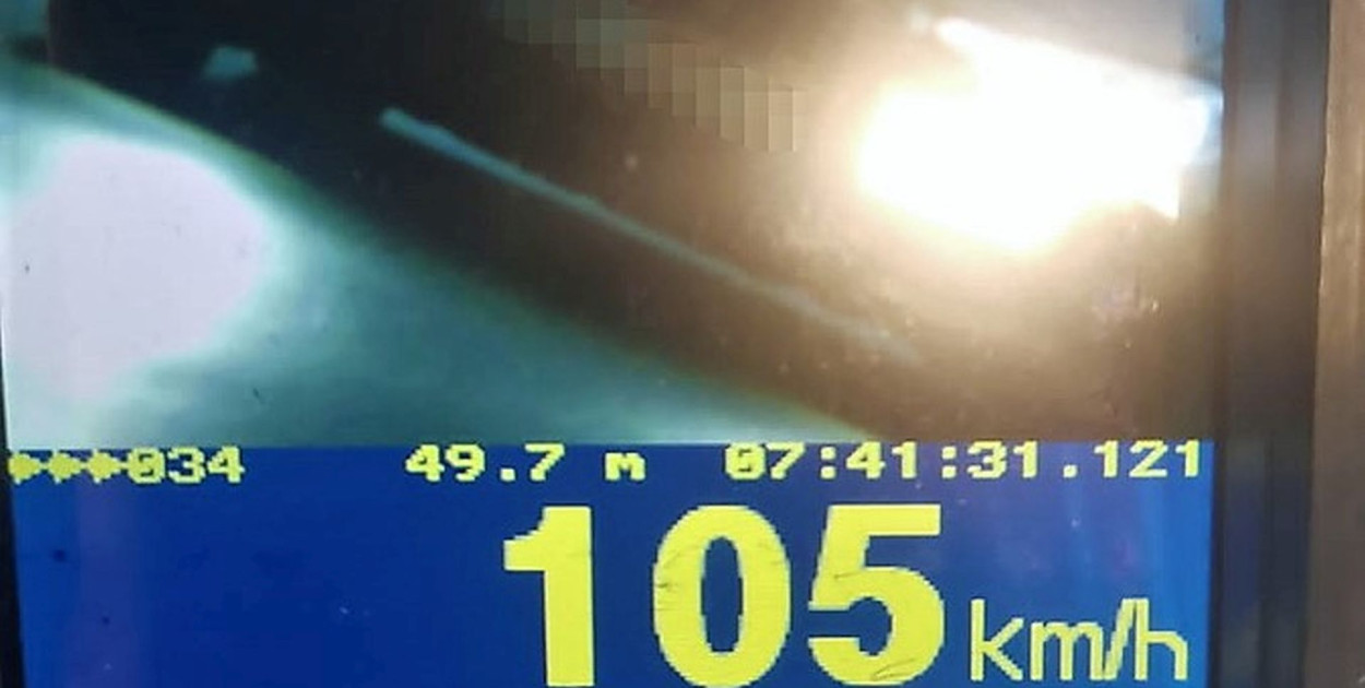 Policja z Tarnowskich Gór zatrzymała dziś do kontroli bmw, które pędziło ul. Główną w Miedarach ponad 100 km/h.  Fot. Policja Tarnowskie Góry