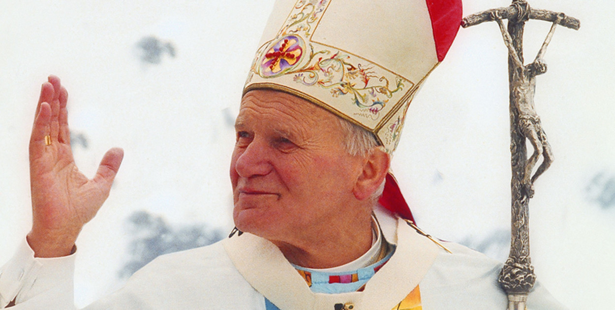 Jan Paweł II w 1988 r. Fot. Gregorini Demetrio, CC BY-SA 3.0, https://commons.wikimedia.org/w/index.php?curid=128271762