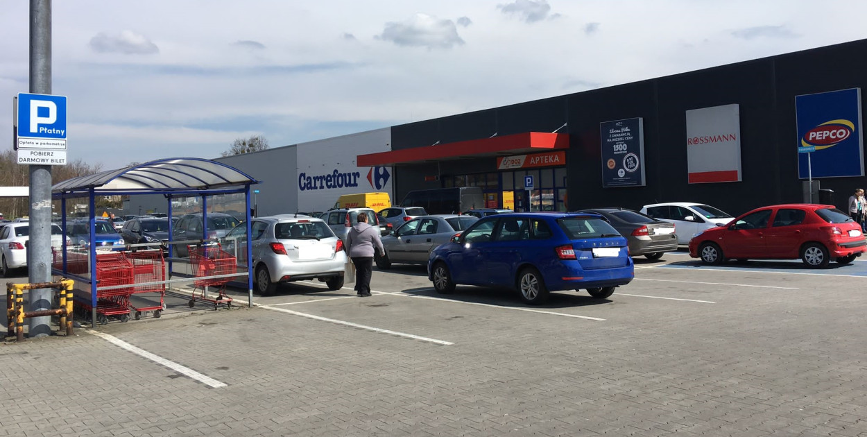 Parkowanie przy markecie Carrefour jest płatne. Fot. Marcin Rupik 