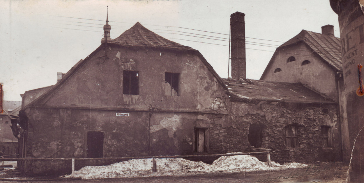 Zabudowania piekarni J. Balli przy ul. Gliwickiej 9 przed wyburzeniem – fotografia z 1948 r., archiwum UM Tarnowskie Góry