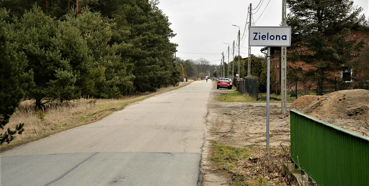 Prowadząca nad stawy w Zielonej ul. Ofiar Katynia w Kaletach zostanie przebudowana. Poza nową nawierzchnią droga zyska ścieżkę rowerowo-pieszą. Fot. Jarosław Myśliwski