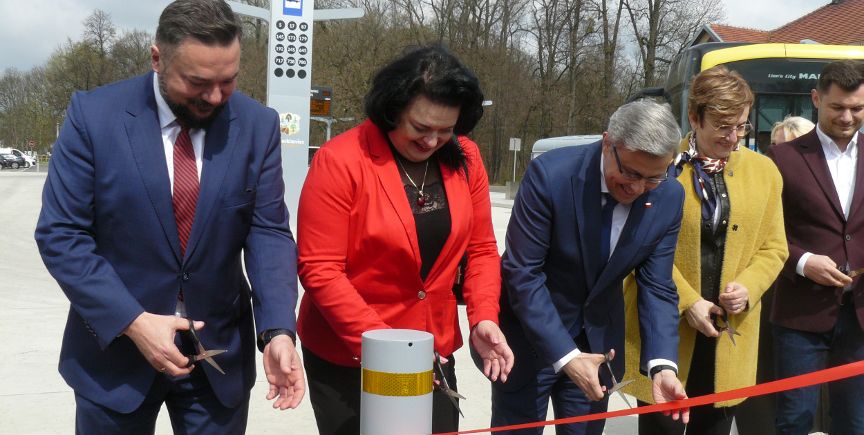 Grupowe otwarcie centrum przesaidkowego w Świerklańcu. Fot. Agnieszka Reczkin