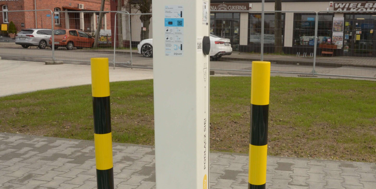 Na przystankach są ładowarki do elektrycznych rowerów, a na parkingach – do elektrycznych samochodów. Fot. Jacek Tarski