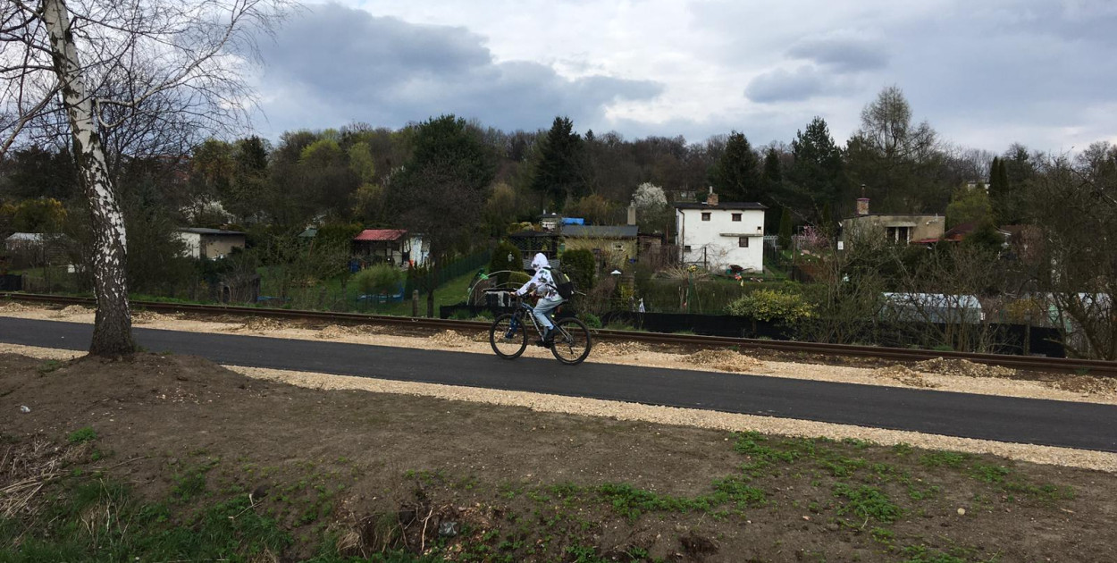 Ścieżka rowerowa wzdłuż wąskotorówki w Tarnowskich Górach. Fot. Alicja Jurasz