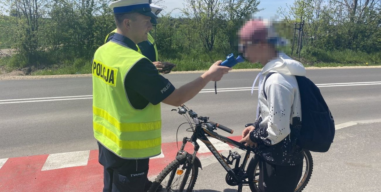 Policjanci sprawdzają stan trzeźwości nie tylko kierowców, ale i rowerzystów. Zdjęcie poglądowe, archiwum policji