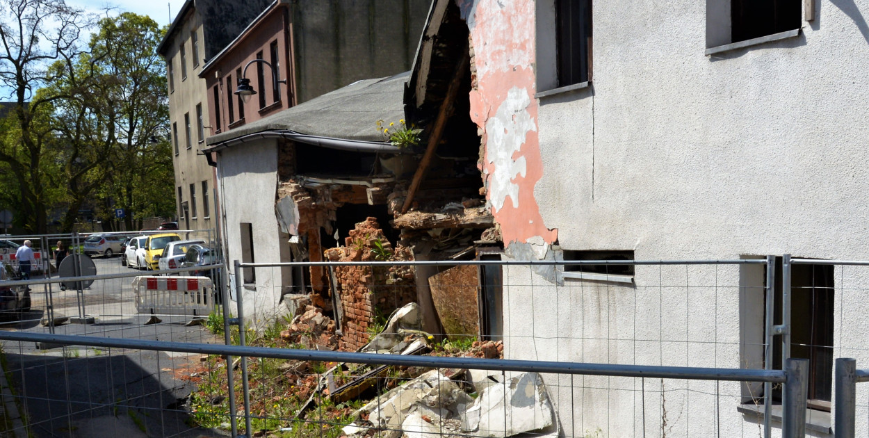 Tarnowskie Góry. Pat z Kurną Chatą. Problemy się piętrzą. Mimo upływu blisko dwóch lat nie widać nawet światełka w tunelu, gdy chodzi o rozwiązanie tego problemu i przywrócenie ruchu na ul. T. Królika. Fot. Jarosław Myśliwski 