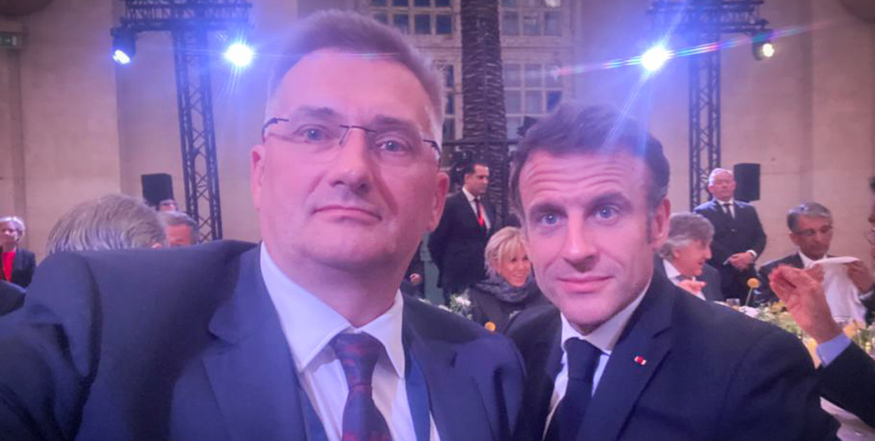 Prezes firmy Chemet z Tarnowskich Gór i prezydent Macron. Spotkanie w Wersalu. Fot. Chemet