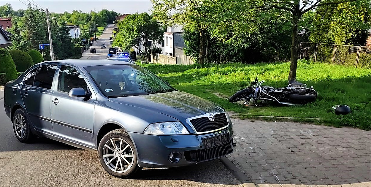 W Piekarach Śląskich doszło do wypadku z motocyklem. Ranny 37-latek z Piekar Śląskich trafił do szpitala. Fot. Policja PIekary Śląskie