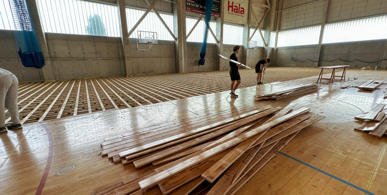 Trwa właśnie wymiana 1200 m kw parkietu w hali sportowej w Tarnowskich Górach. Fot. Archiwum UM w Tarnowskich Górach 