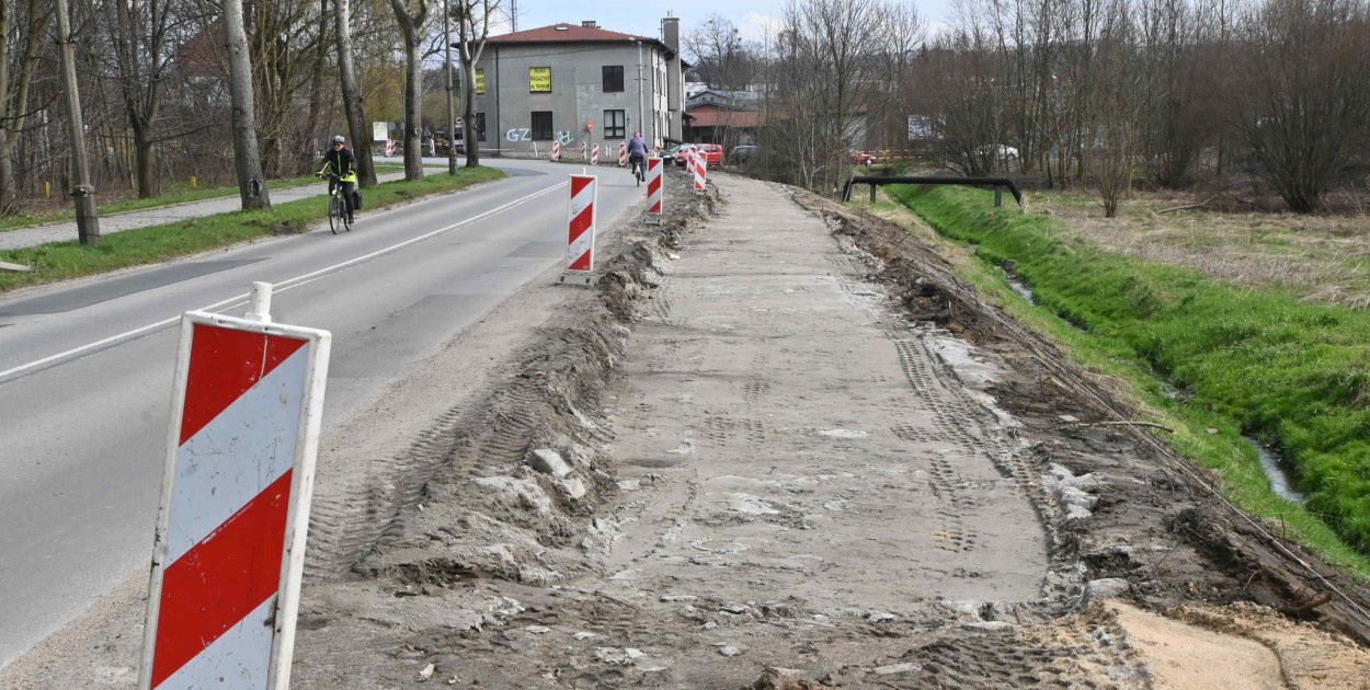 W Lasowicach budują ścieżkę rowerową. Droga nad zalew ma być jej przedłużeniem. Fot. Archiwum UM w Tarnowskich Górach 