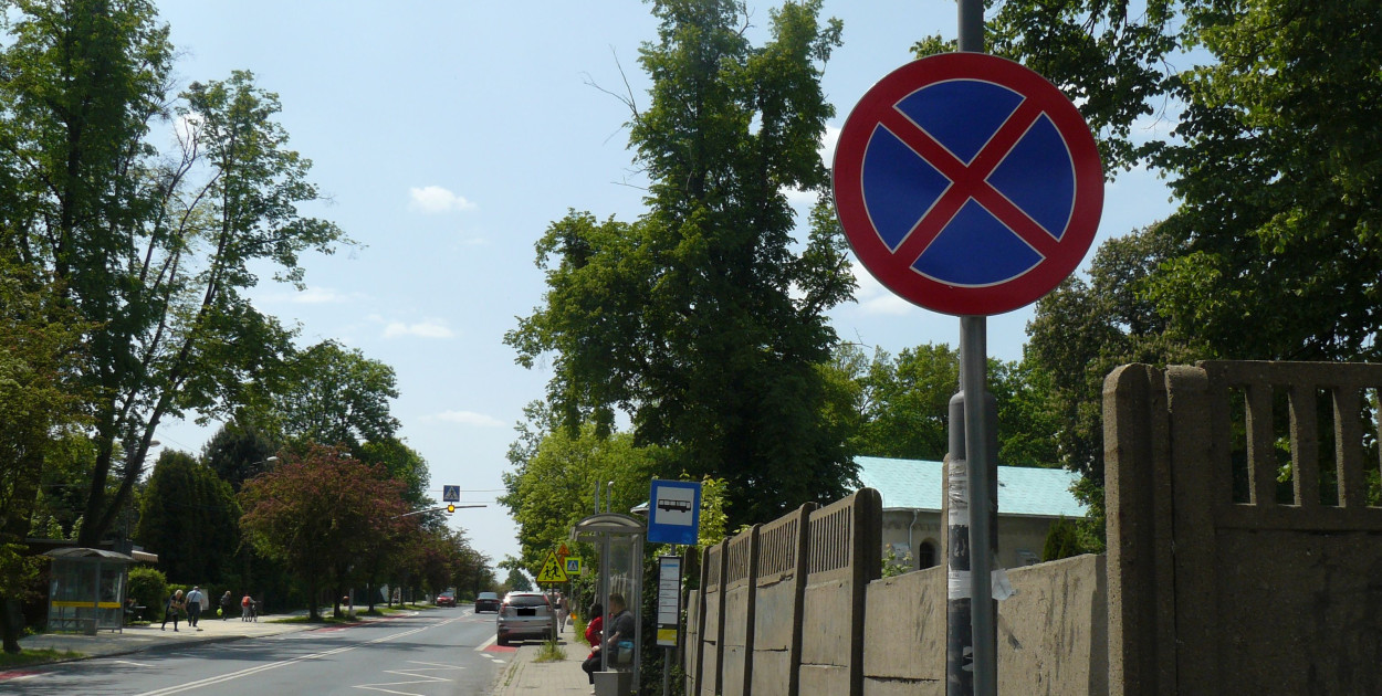  Przed przystankiem autobusowym w kierunku Gliwic jest znak zakazu zatrzymywania się. Fot. Agnieszka Reczkin