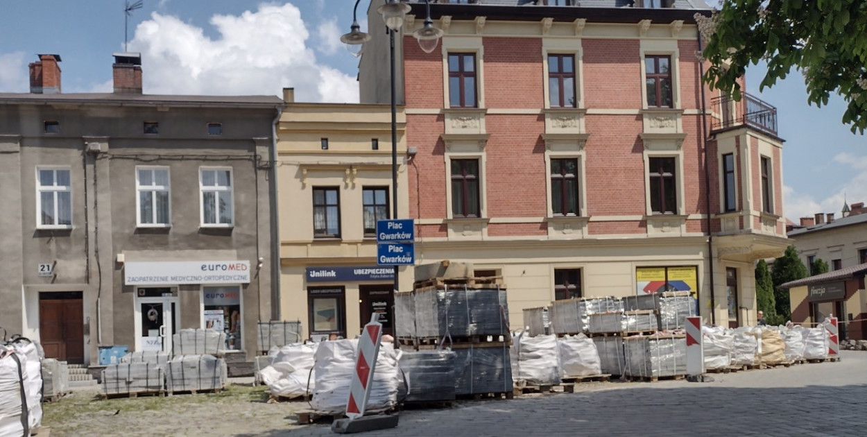 Plac przypomina skład materiałów do budowy dróg. Fot. Jacek Tarski