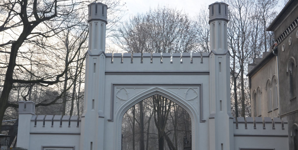 W poprzedniej edycji budżetu obywatelskiego zrobiono bramę do parku w Nakle Śląskim, teraz czas na alejki i plac zabaw. Fot. Archiwum starostwa