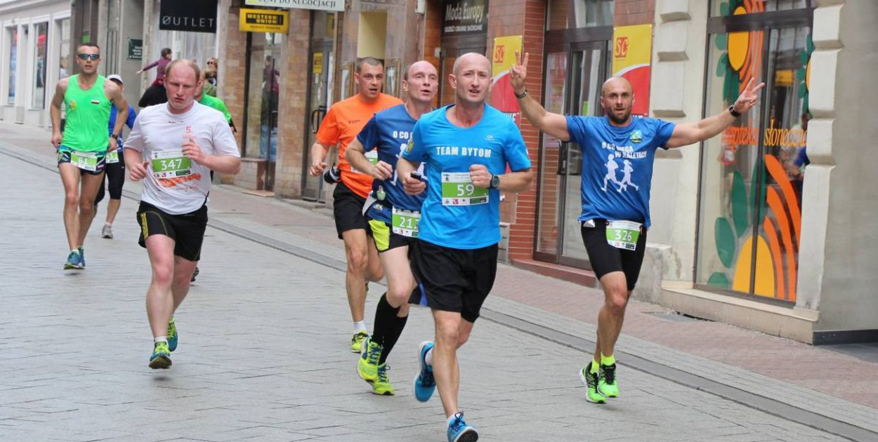 Pierwszy półmaraton w Tarnowskich Górach był kilka lat temu. Zorganizowali go wtedy Tarnogórskie Towarzystwo Triathlonowe i Urząd Miejski w Tarnowskich Górach. Fot. Archiwum. 