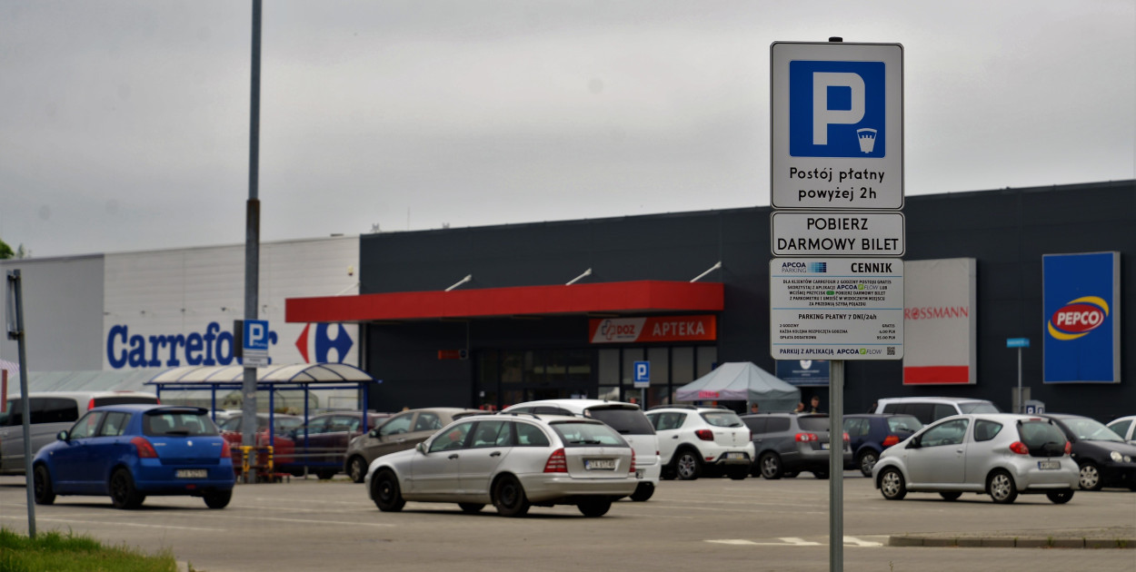 Na skutek wprowadzenia przez Carrefour w Tarnowskich Górach opłat za parking, mieszkańcy okolicznych bloków borykają se z problemem ze znalezieniem bezpłatnych miejsc do parkowania. Napisali list otwarty w tej sprawie. Fot. Jarosław Myśliwski 