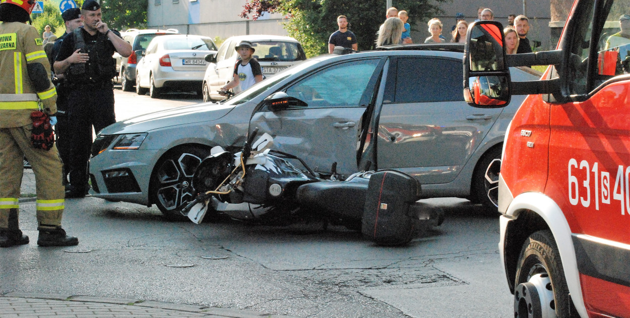 Tarnowskie Góry. Dzisiaj po godz. 18 policja została wezwana do wypadku z udziałem motocyklisty. Fot. Jarosław Myśliwski