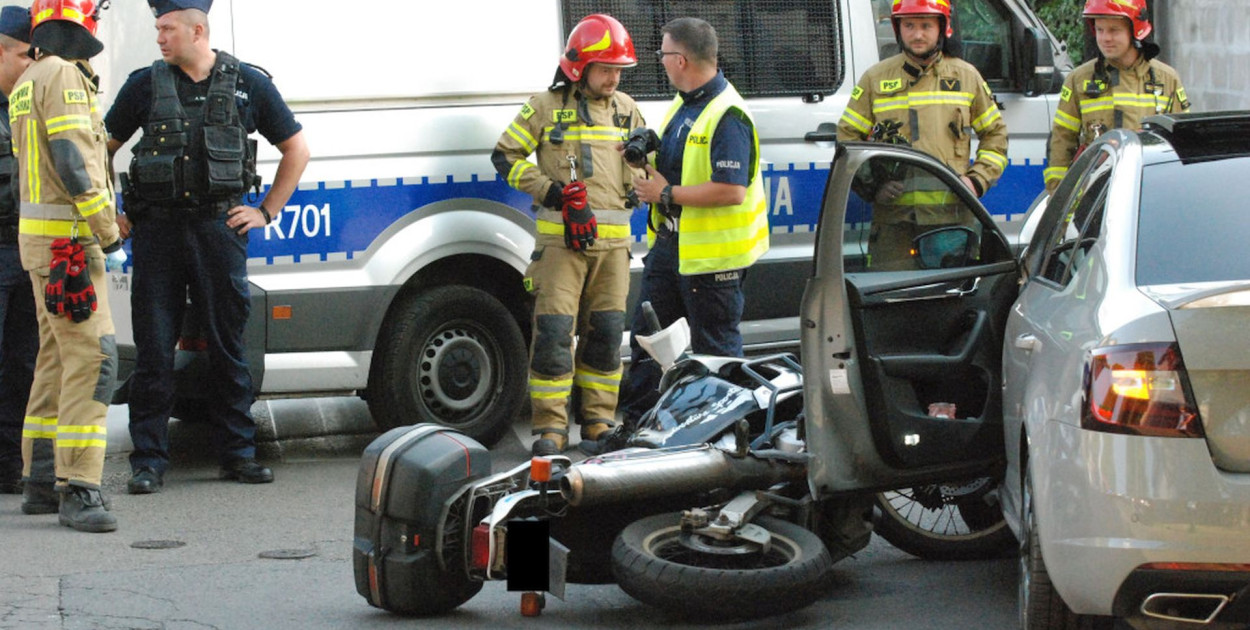 W poniedziałek na skrzyżowaniu ulic Kościuszki i Bończyka w Tarnowskich Górach zderzyły się samochód osobowy i motocykl. Jakie szanse miał kierowca skody na uniknięcie zderzenia? Fot. Jarosław Myśliwski