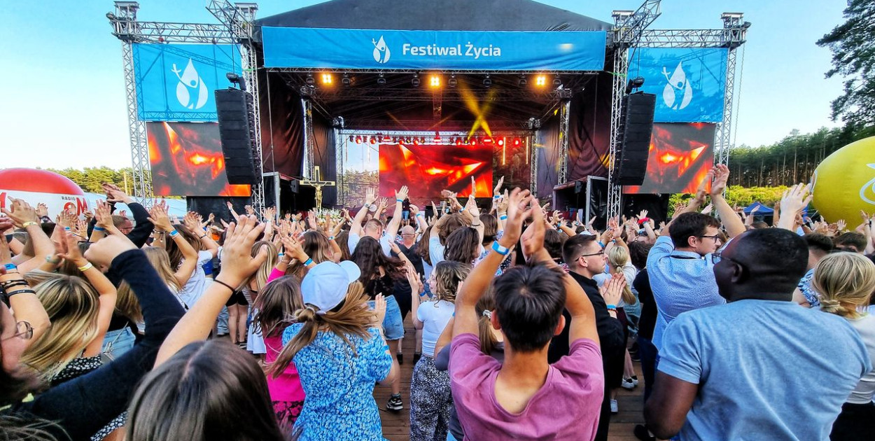 Rozpoczął się Festiwal Życia w Kokotku. Bierze w nim udział ponad 1000 osób, w tym kilkudziesięcioosobowa grupa z Brukseli. Fot. Szymon Zmarlicki