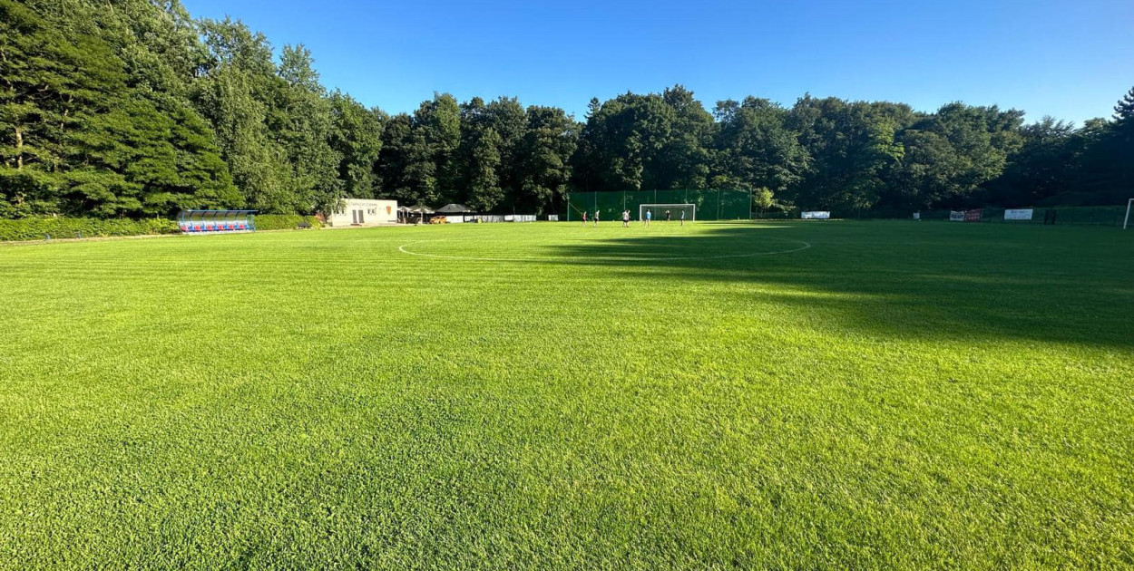 Boisko TS Tarnowiczanka z odnowioną murawą. Fot. Archiwum klubu 