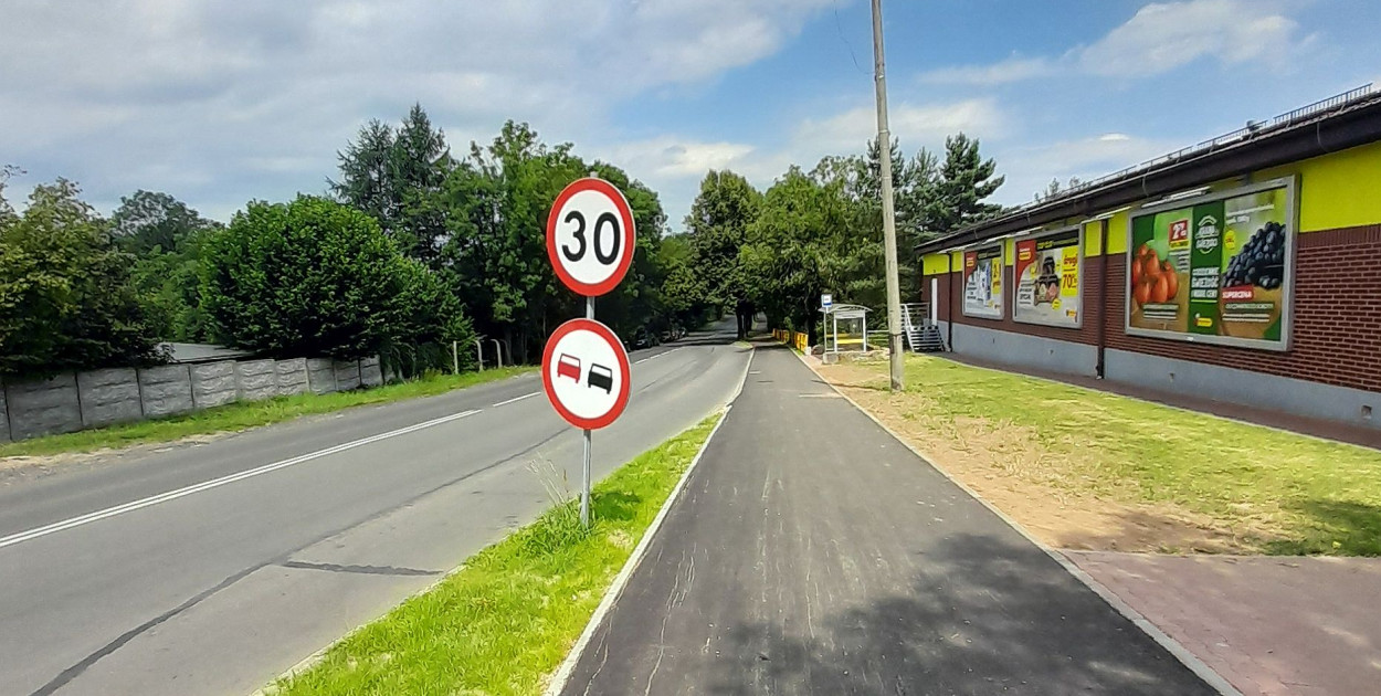 Tarnowskie Góry. Absurdalne ograniczenie na ul. Bytomskiej. Fot. Czytelnik