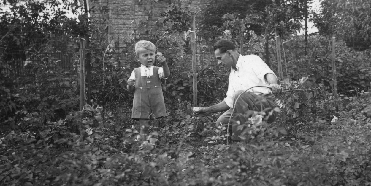 Tomasz Renka z synem Jankiem w ogrodzie, fot. Archiwum prywatne 