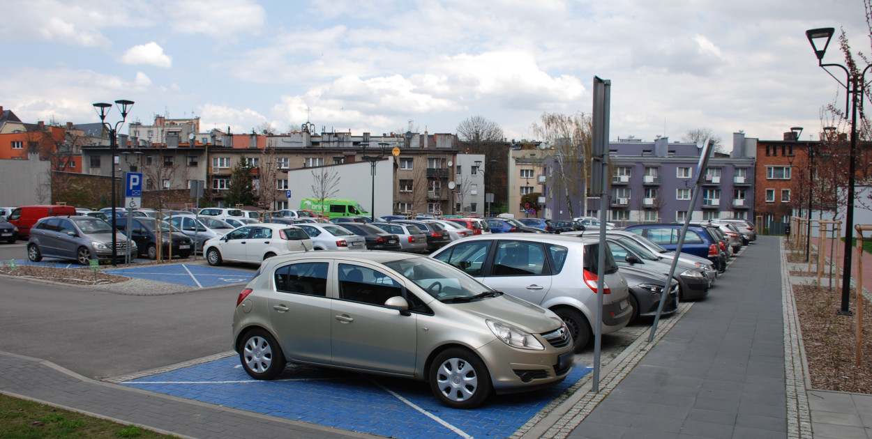 Parking przy ul. Opolskiej w Tarnowskich Górach. Mieszkańcy narzekają na małą rotację aut. Fot. Archiwum Gwarka 